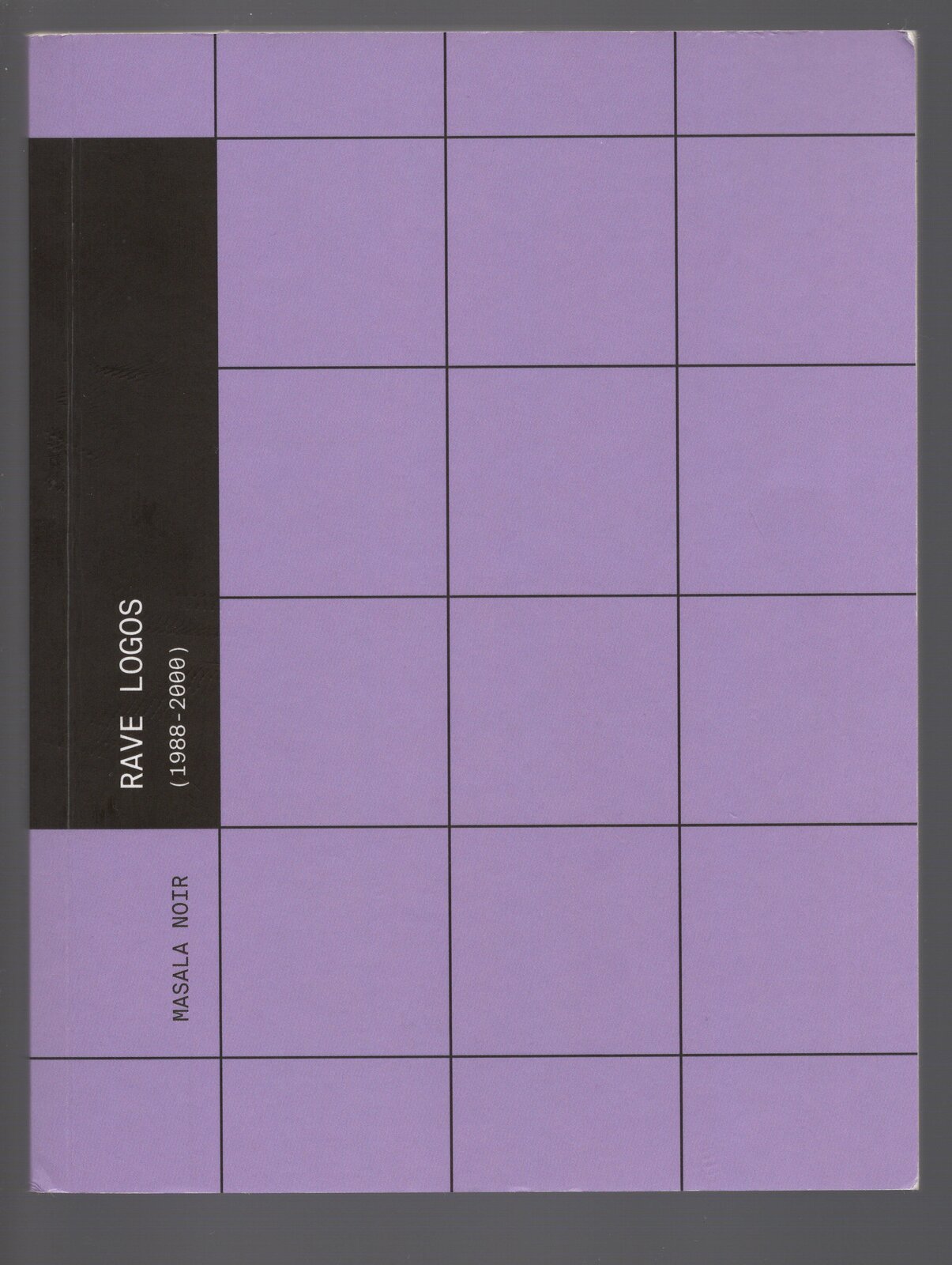 Das Buch „Rave Logos (1988–2000)“ von Masala Noir mit fliederfarbenem, schwarz gerastertem Einband
